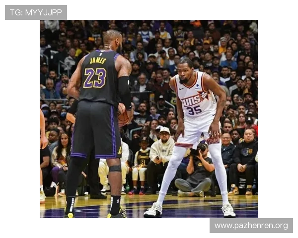 震撼全场！詹姆斯完成逆天救球引爆观众激情瞬间